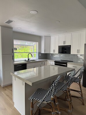 Micro-ondes, four, plaque de cuisson, lave-vaisselle