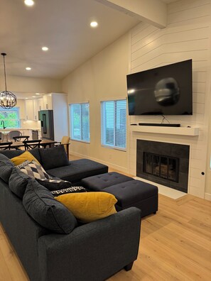TV, fireplace - Comfortable San Diego Getaway 3BR Condo in Peaceful 55+ Community (San Diego)