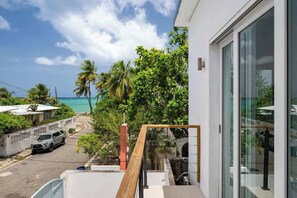 Terrace/patio - Villa de Playa Beachside Retreat with Balcony and Pool (San Juan)