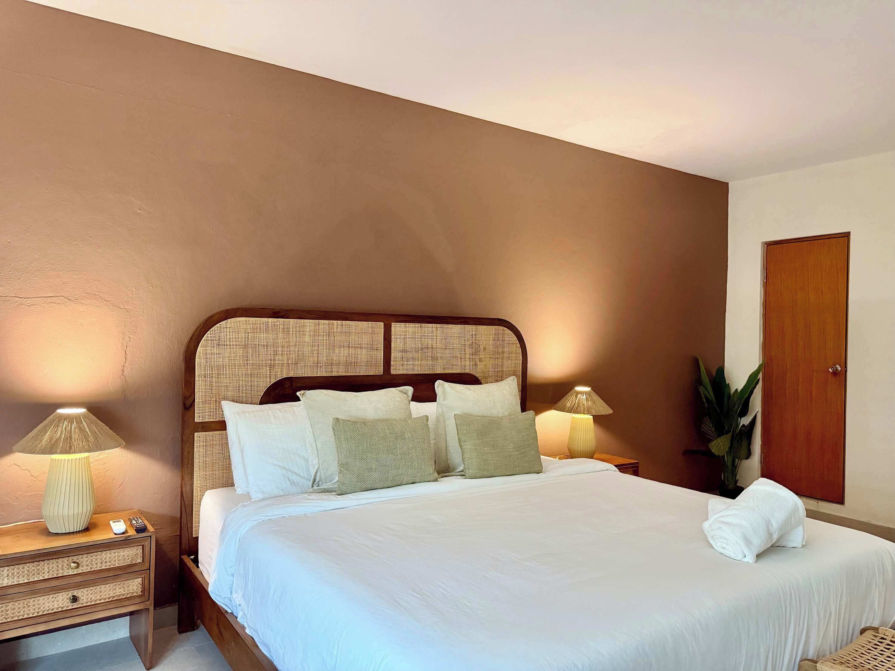 Tabla de planchar con plancha, wifi y ropa de cama 
