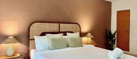 Tabla de planchar con plancha, wifi y ropa de cama