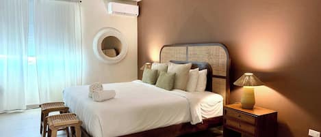 Tabla de planchar con plancha, wifi, ropa de cama