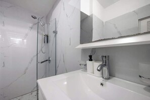 Shower, towels - Condado Gem Perfect City Escape Walk to Beach (San Juan)