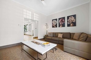 TV, offices - Stunning Art Deco Villa - 1 Block from the Beach (San Juan)