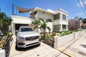 Property grounds - Stunning Art Deco Villa - 1 Block from the Beach (San Juan)