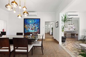 Dining - Stunning Art Deco Villa - 1 Block from the Beach (San Juan)