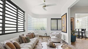 Una sala de estar moderna con sofá, una mesita de centro y un comedor con sillas y una mesa.