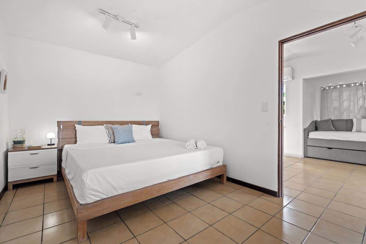 Tabla de planchar con plancha, wifi y ropa de cama 