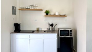 Kaffetrakter/tekoker, kjøleskap, mikrobølgeovn og kokeplater
