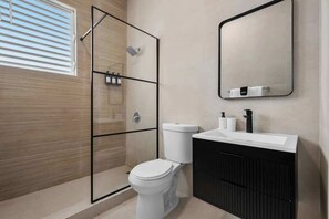Shower, hair dryer, towels, shampoo - Beachside Boho Apartment with Pool (San Juan)