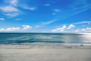 On the beach - 🌟Oceanfront~Awesome Amenities~ Sands Beach Club 722🌟 (Myrtle Beach)