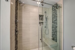 Shower, hair dryer, towels - ☀️ Ocean Front - Private Balcony - Anchorage I 202 ☀️ (Myrtle Beach)