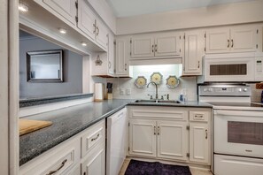 Fridge, microwave, oven, stovetop - ☀️ Ocean Front - Prime Location - Anchorage I 107 ☀️ (Myrtle Beach)