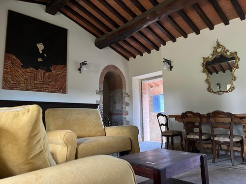 Chianti Villa: Private Pool, Breathtaking Vineyard Views & 2.5-Acre Garden