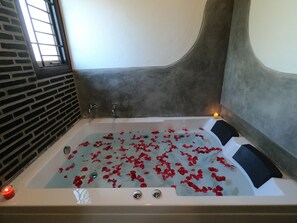 Grand-studio | Kylpyhuone | Erillinen kylpyamme ja suihku, hiustenkuivaaja, tohvelit, pyyhkeet