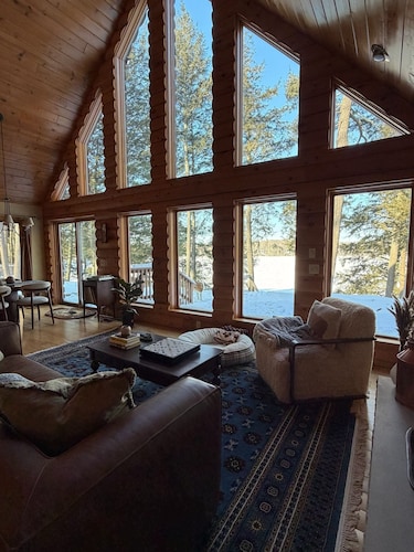 Beautiful 3-bedroom lake house in Sugarcamp w movie theater.