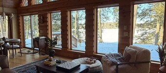 Beautiful 3-bedroom lake house in Sugarcamp w movie theater.