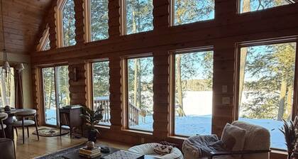 Beautiful 3-bedroom lake house in Sugarcamp w movie theater.