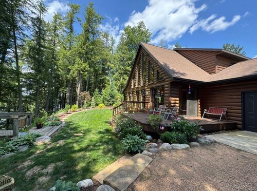 Beautiful 3-bedroom lake house in Sugarcamp w movie theater.