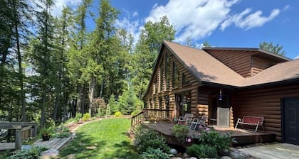 Beautiful 3-bedroom lake house in Sugarcamp w movie theater.