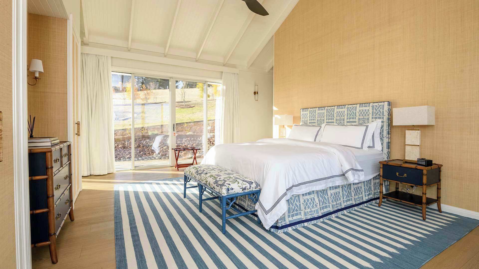 Tabla de planchar con plancha, wifi y ropa de cama 