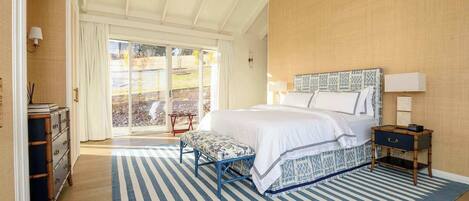 Tabla de planchar con plancha, wifi y ropa de cama