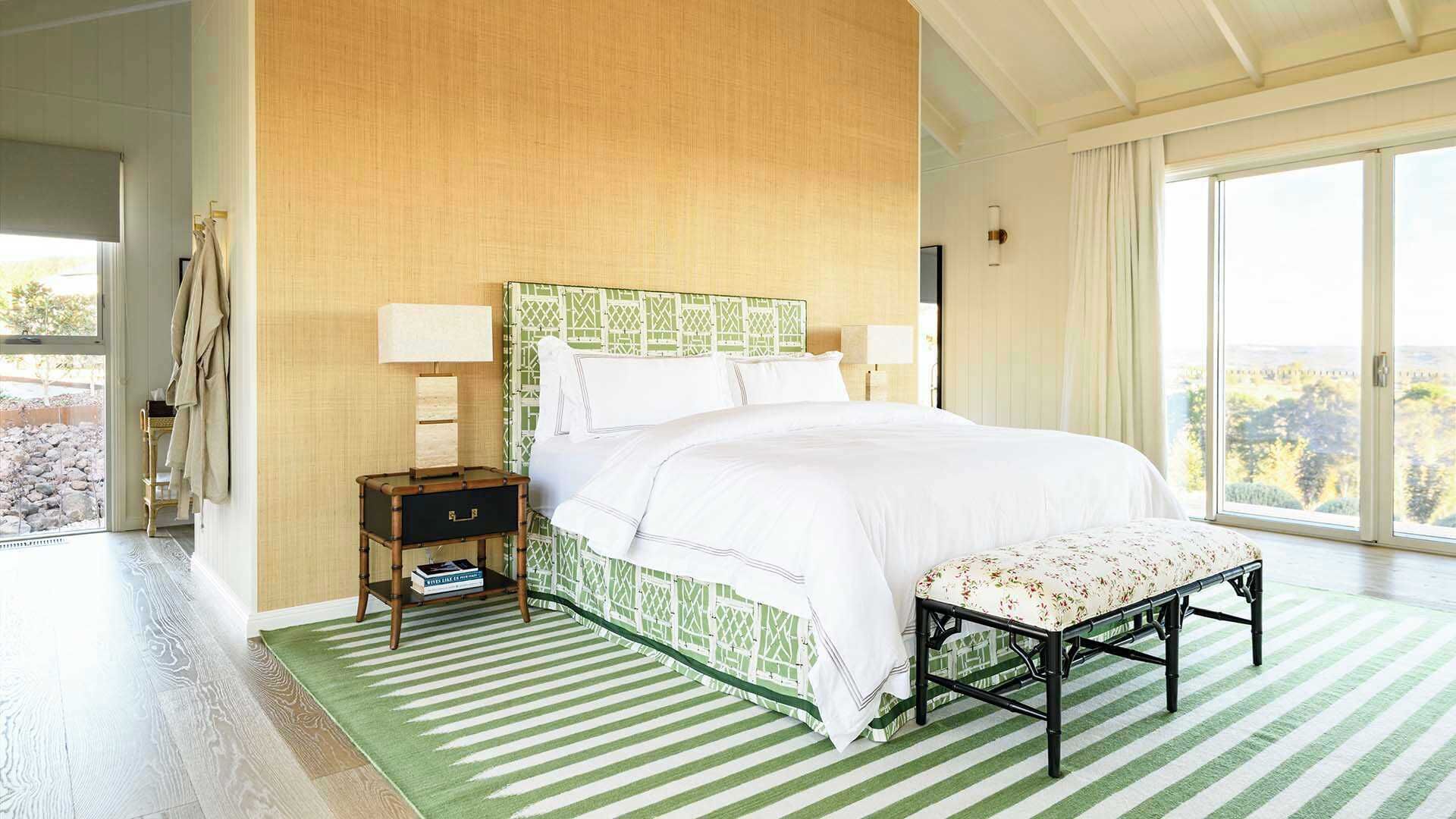 Tabla de planchar con plancha, wifi y ropa de cama 