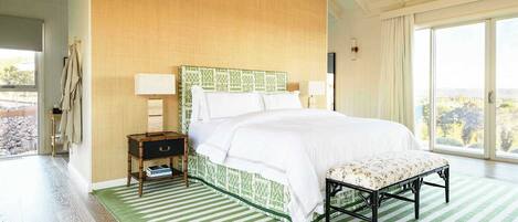 Tabla de planchar con plancha, wifi y ropa de cama