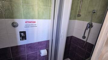 Dusche, Haartrockner, Bidet, Handtücher