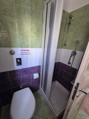 Dusche, Haartrockner, Bidet, Handtücher