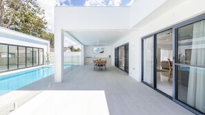 Outdoor dining - 57 Tomaree Road House - Pool, Air-con, Wi-fi, Boat Parking (Shoal Bay)