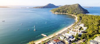 57 Tomaree Road Complex - House and Cabana with Pool, Air-con, Wi-fi, Boat Parking