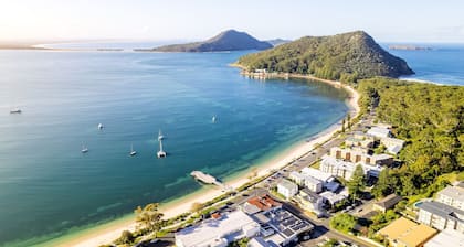 57 Tomaree Road Complex - House and Cabana with Pool, Air-con, Wi-fi, Boat Parking