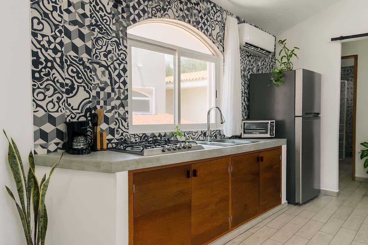 Réfrigérateur, micro-ondes, plaque de cuisson, cafetière/bouilloire