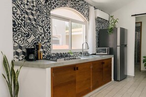 Kühlschrank, Mikrowelle, Herdplatte, Wasserkocher mit Kaffee-/Teezubehör