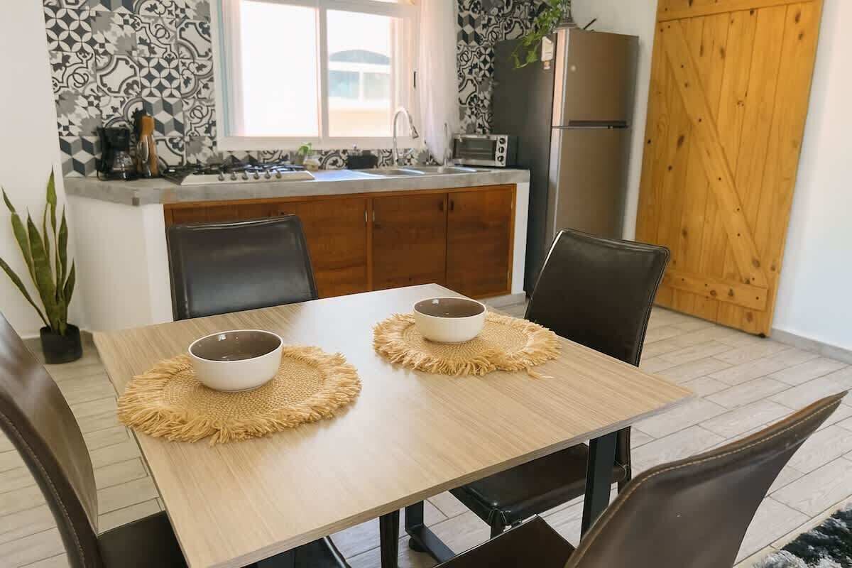 Køleskab, mikrobølgeovn, kogeplade, kaffe-/temaskine