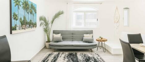 Una televisión, una oficina