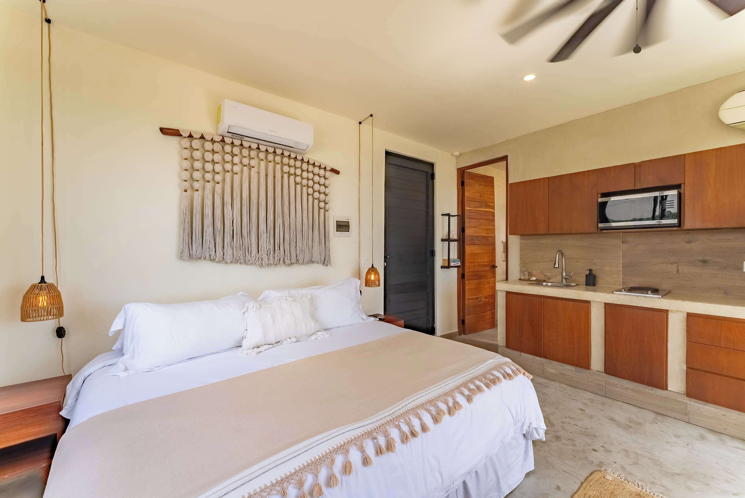 Tabla de planchar con plancha, wifi, ropa de cama