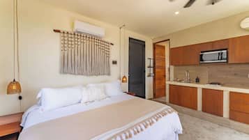 Tabla de planchar con plancha, wifi, ropa de cama