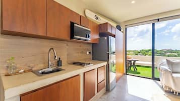 Kühlschrank, Mikrowelle, Wasserkocher mit Kaffee-/Teezubehör, Toaster