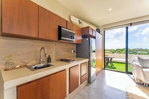 Kühlschrank, Mikrowelle, Wasserkocher mit Kaffee-/Teezubehör, Toaster