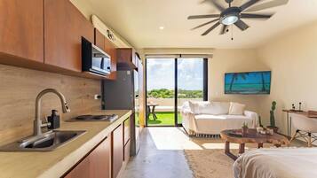 Kühlschrank, Mikrowelle, Wasserkocher mit Kaffee-/Teezubehör, Toaster