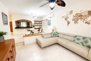 TV, offices - Townhouse | Garden + BBQ | 5-min to Beach | Pool (Puerto Aventuras)