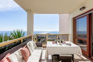 Outdoor dining - APARTAMENTO PARA 6 CON VISTAS AL MAR Y PISCINA (Benalmádena)