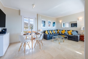 TV - APARTAMENTO PARA 6 CON VISTAS AL MAR Y PISCINA (Benalmádena)