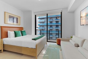 Desk, iron/ironing board, travel cot, WiFi - Chic City Studio | Spa Amenities & Workspace (Miami)