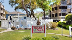 Zona residencial con un cartel que dice 'Shipwatch Pointe II'.