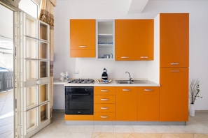 Refrigerador, horno, parrilla de estufa y cafetera y tetera 