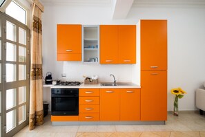 Refrigerador, horno, parrilla de estufa y cafetera y tetera 