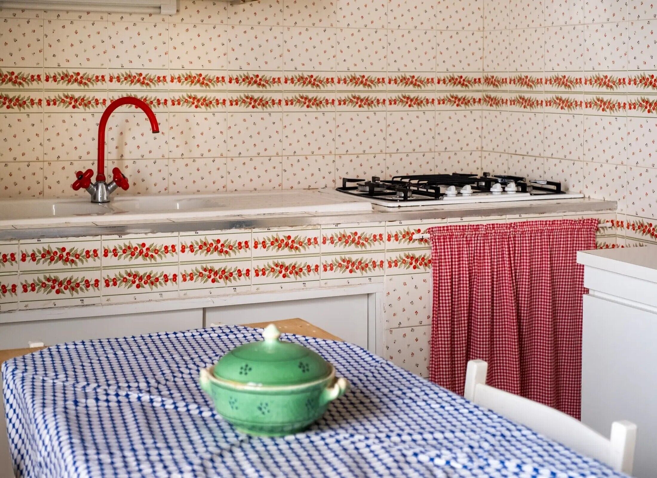 Kylskåp, ugn, spishäll och grytor/köksredskap